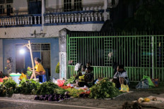 Night sales: Housewives, or mamas, of Arfak Mountains regency in West Papua sell their farm products at Sanggeng night market in the provincial capital of Manokwari on Sept. 8, 2025.