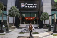An employee walks in the courtyard of Wisma Danantara Indonesia, Jakarta, on Monday (September 8, 2025). In its first six months of operation, Danantara recorded several important achievements, including securing US$10 billion in funding, equivalent to Rp163.18 trillion, from a consortium of 12 foreign banks.