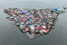 Against the tide: Filipinos battle rising sea on sinking island