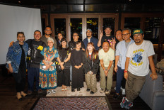Creative brains: Sunny Gho (second left, back row), cofounder and director of Jakarta Illustration Fair (JICAF) 2025, along with the fair’s head of business development Lee Soyong (second right, front row) and creative director Yoga Pratama (third left, back row), poses with fellow organizers and artists featured in JICAF 2025, including Wickana Laksmi Dewi (center, front row), during a press conference on Aug. 27, 2025, at Artotel Thamrin in Menteng, Central Jakarta.