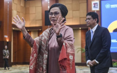 Old and new: Former finance minister Sri Mulyani Indrawati (left) and her successor Purbaya Yudhi Sadewa greet journalists on Sept. 9 after a ceremony to mark the transfer of authority in Jakarta.