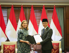 United Nations Development Programme (UNDP) resident representative in Indonesia, Sara Ferrer Olivella (left) presents her credentials to Indonesian Foreign Minister Sugiono on Sept. 9, 2025, at the Foreign Ministry in Jakarta. Both officials discussed various issues related to development in Indonesia. 
