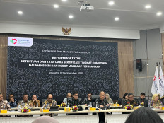Industry Minister Agus Gumiwang Kartasasmita addresses a press conference on reforms to local content requirement (TKDN) and corporate benefit certification (BMP) rules on Sept. 12 at the Industry Ministry office in South Jakarta.