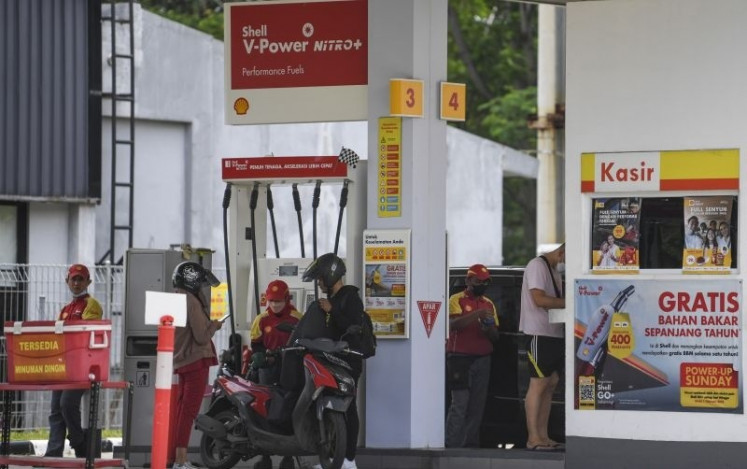 An employee fills a customer's vehicle on March 9, 2023, with fuel at a Shell gas station in Jakarta. (Antara/M Risyal Hidayat)