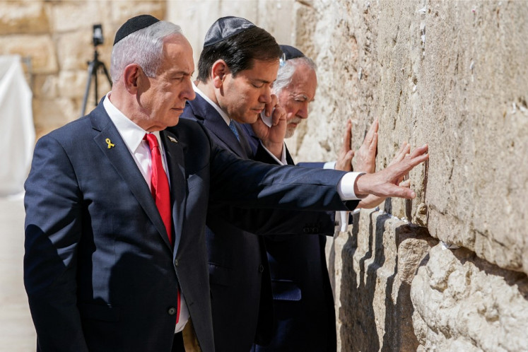 (Left to right) Israel's Prime Minister Benjamin Netanyahu, US Secretary of State Marco Rubio, and US ambassador to Israel Mike Huckabee visit the Western Wall, Judaism's holiest prayer site, in the old city of Jerusalem on September 14, 2025. 