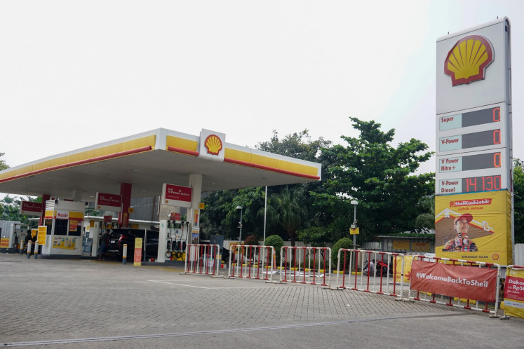 A motorist lines up on Sept. 17, 2025, at a Shell gas station at Jl. Daan Mogot in West Jakarta.