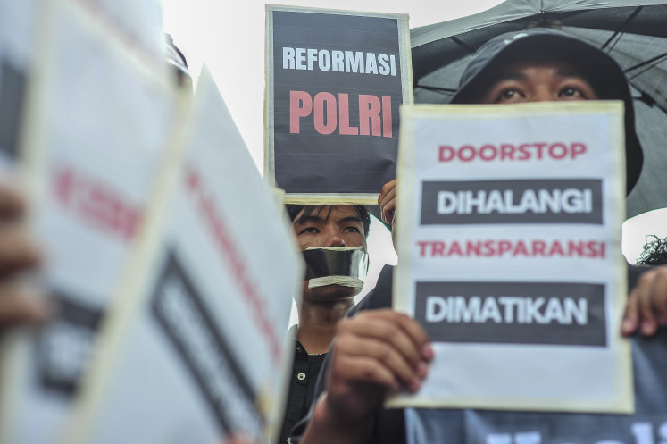 Hear our voice: Journalists, student press members and members of the Koalisi Anti Pembungkaman Demokrasi civil movement hold a silent protest on Wednesday while carrying posters emblazoned with pro-democracy messages at the Jambi Police headquarters in Jambi. Members of press organizations, including the Indonesian Photojournalists (PFI) Jambi, the Alliance of Independent Journalists (AJI) Jambi and the Indone- sian Television Journalists Association (IJTI) Jambi participated in the demonstration. They called for the prosecution of police officers who reportedly attempted to prevent press workers from carrying out their journalistic duties in recent mass protests.