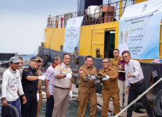 Riau Islands Governor Ansar Ahmad (third right) and Deputy Governor Nyanyang Haris Pratamura hold a grouper on Sept. 15, 2025, while flanked by other officials when sending off seven tonnes of grouper to Hong Kong in Sirai Island, Bintan regency, Riau Islands. Fish exports from the province were suspended in March over technical issues with ships and fish specification problems. 