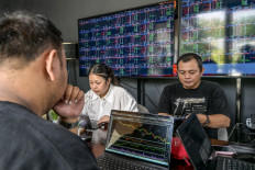 Stock traders monitor the Jakarta Composite Index (JCI) in South Tangerang, Banten, on April 8, 2025.