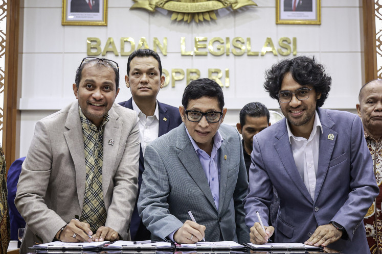 House of Representatives Legislation Body (Baleg) chairman Bob Hasan (front left) poses with Baleg deputy chairman Martin Manurung (center) and Deputy Law Minister Edward “Eddy“ O.S. Hiariej on Sept. 18, 2025, as they sign the 2025 and 2026 National Legislation Program (Prolegnas) at the Senayan Legislative Complex in Central Jakarta.