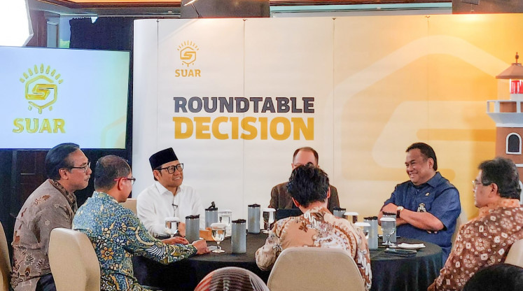 KP2MI director general Dwi Setiawan Susanto (left), Coordinating Social Empowerment Minister Muhaimin Iskandar (third left), and House of Representatives Commission VI lawmaker Rahmat Gobel (second right) attend a roundtable discussion on Indonesian migrant worker policy in Jakarta on Thursday.