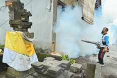 Preventive action: A worker fumigates a flood-affected neighborhood on Sept. 19, 2025, in Kesiman Kertalangu, Denpasar, Bali, in an effort to curb dengue fever outbreaks by preventing ‘Aedes aegypti’ mosquitoes from breeding.