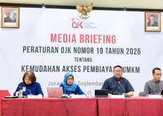 The head of the OJK's banking regulation and development department, Indah Iramadhini (second left), attends a press briefing on Sept. 19 on OJK Regulation 19 of 2025 in Jakarta.