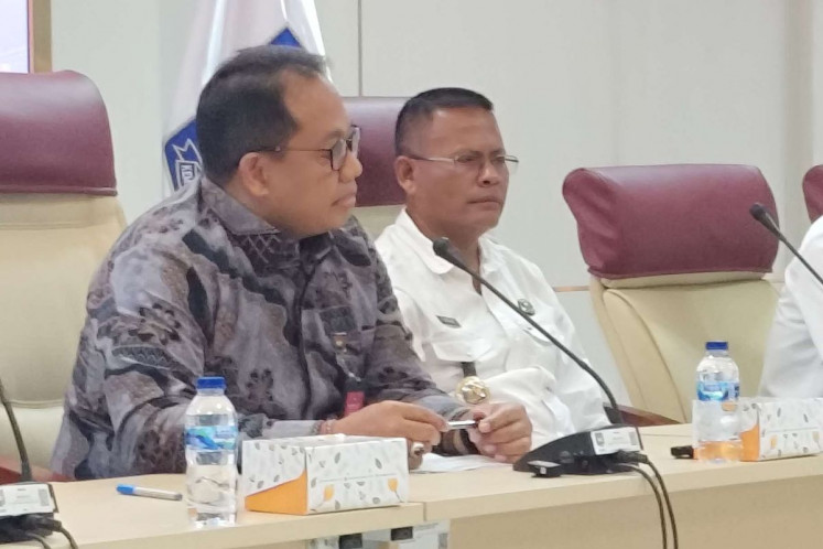 Prabumulih Mayor Arlan (right) listens as Home Ministry Inspector General Insp. Gen. Sang Made Mahendra Jaya talks during a press conference on Sept. 18 at the Home Ministry in Jakarta. The ministry gave a written reprimand to Arland after he dismissed a school principal without following proper procedure.