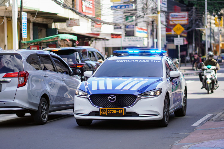 Illustration of a police car with flashing strobe lights.