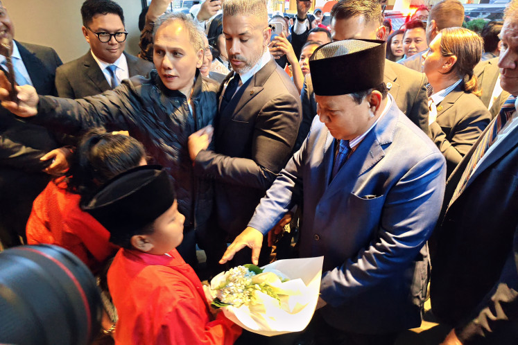 President Prabowo Subianto receives flowers from the Indonesian diaspora on September 20 upon his arrival at a hotel in Manhattan, New York, where he will stay during his visit to the United States. Prabowo will deliver his speech at the United Nations General Assembly’s general debate on September 23.