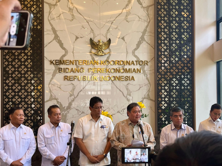 Coordinating Economy Minister Airlangga Hartarto (third right) addresses reporters in a joint press conference at his office on Monday. The government has rolled out another economic stimulus package totaling Rp 16.2 trillion (US$974 million), which includes eight economic acceleration programs, four schemes extended until 2026 and five initiatives linked to job creation.