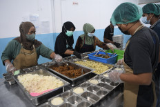 Govt insists on keeping free meals program running