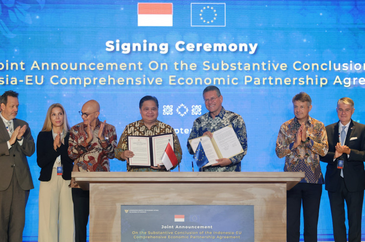 Airlangga Hartarto, Indonesia's Coordinating Minister for Economic Affairs, and Maros Sefcovic, European Commissioner for Trade and Economic Security, show documents during a signing ceremony on the substantive conclusion of the Indonesia-European Union Comprehensive Economic Partnership Agreement (IEU-CEPA) on Sept. 23 in Nusa Dua, Bali, Indonesia. 