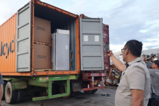 Officers document on Sept. 9 six containers carrying electronic waste from the United States allegedly imported by PT Esun International Utama in Batam, Riau Islands. Batam Customs and Excise Directorate General head Zaky Firmansyah said 18 containers containing electronic waste would be reexported to the US. 