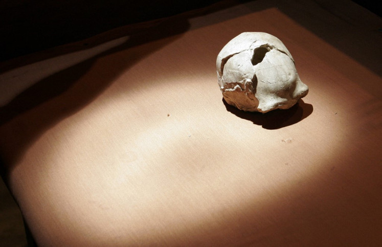 Senior Palaeontologist at the National Museum of Kenya, Frederick Kyalo Manthi, displays 21 September 2007 the complete skull of a homo erectus discovered in 2000 near lake Turkana in Kenya in Nairobi. 