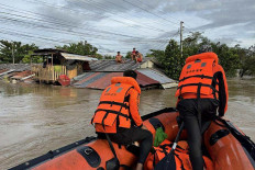 This handout photo taken on Sept. 26, 2025 and released on Sept. 27 by the Philippine Coast Guard shows coast guard personnel rescuing residents from their flooded house at the height of Severe Tropical Storm Bualoi, at a village in Ormoc City, Leyte province. The Philippines evacuated hundreds of thousands of people and confirmed at least three deaths on Sept. 26 as it faced yet another tropical storm, days after it was battered by deadly Super Typhoon Ragasa.