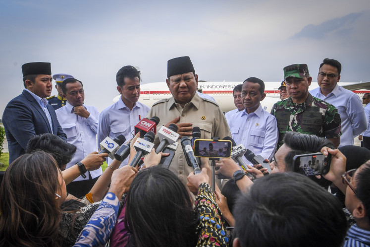 Global goodwill: President Prabowo Subianto (center), accompanied by Vice President Gibran Rakabuming Raka (third left), Cabinet Secretary Teddy Indra Wijaya (left) and several other
Red and White cabinet members, responds questions raised by journalists in a press conference shortly after he arrives at Halim Perdanakusuma Air Force Base in Jakarta on Saturday. Prabowo returned home after attending the United Nations General As- sembly in New York and making state visits to Japan, Canada, and the Netherlands.