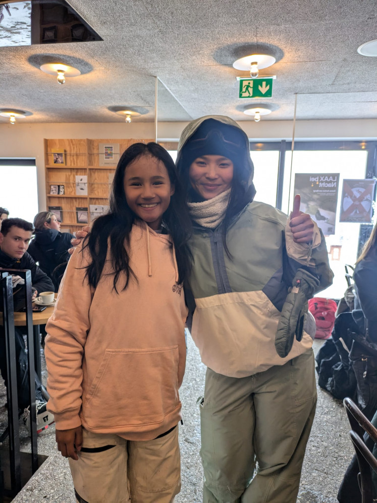 Zazi Landman (left) meets her idol, United States snowboarder Chloe Kim, a two-time Olympic champion.