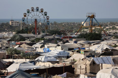 An idle Ferris wheel stands near tents at a camp for displaced people in Khan Yunis in the southern Gaza Strip, on September 29, 2025, amid the ongoing conflict between Israel and the Palestinian militant group Hamas.  