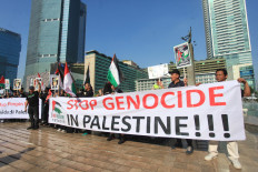 Activists with the Free Palestine Network stage a rally during a Car Free Day event at the Hotel Indonesia traffic circle on Sunday in Sept. 21, 2025. The demonstrators urged President Prabowo Subianto to call for an end to the genocide in Palestine during his address at the 80th United Nations General Assembly in New York, the United States, scheduled for Sept. 23.