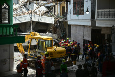 Earthquake slows efforts to rescue those trapped by school collapse