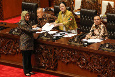 Final document: House of Representatives Speaker Puan Maharani (second right), accompanied by her deputy speakers, Saan Mustopa (second left) and Sufmi Dasco Ahmad (right), receives a final opinion document from Administrative and Bureaucratic Reform Minister Rini Widyantini during a House plenary session on Thursday in the Senayan Legislative Complex in Central Jakarta.