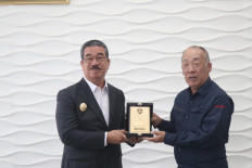 Maluku Governor Hendrik Lewerissa (left) poses with Fumihiko Matsumoto from the Japan Association for Recovery and Repatriation of War Casualties (JARRWC) on Wednesday during at meeting at the governor's office in Ambon. Matsumoto was part of a Japanese delegation visiting Maluku and North Maluku provinces to trace the remains of Japanese soldiers that died during World War II in the eastern Indonesian region.