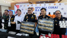 Batam Customs and Excise Directorate General head Zaky Firmansyah (third right) and other leaders display gold jewelry and other confiscated goods on Wednesday during a press conference in Batam, Riau Islands. The other confiscated goods included 1,018 grams of methamphetamine and 797 used iPhones. 