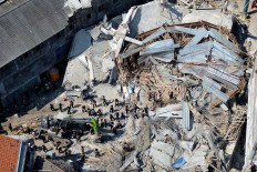 Rubble and ruin: Personnel of a joint team remove debris on Saturday to search for students after a building collapsed at the Al Khoziny Islamic boarding school (Pesantren) in Buduran district, Sidoarjo, East Java. The death toll from the building’s collapse rose to 40, and the search for bodies continues.