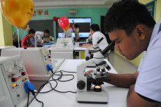 Ideas that matter: Students use microscopes on Oct. 8, during the introduction of the Garuda School program at SMA Cahaya Rancamaya Islamic Boarding School in Bogor, West Java. Cahaya Rancamaya has officially become a "transformative" Garuda High School and is committed to becoming a role model for innovative, adaptive and collaborative secondary education in Indonesia.