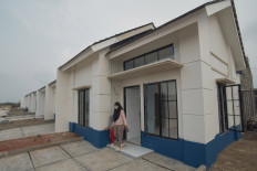 A woman and her child walk out of a subsidized house for media industry workers at Gran Harmoni Cibitung Residential Complex, Bekasi, West Java, on June 5, 2025. (Antara/ Fakhri Hermansyah)