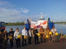 Riau Islands Governor Ansar Ahmad (fourth right) is flanked by representatives from JAPFA Comfeed, the Customs and Excise Office and provincial officials as he sends off a consignment of live chickens to Singapore at Sri Payung Port in Tanjungpinang on Oct. 6, 2025. The company, through its subsidiary PT Indojaya Agrinusa, exported  28,512 live chickens, weighing a total of 57 tonnes and worth some Rp 1.8 billion (US$108,800) using six open containers. 