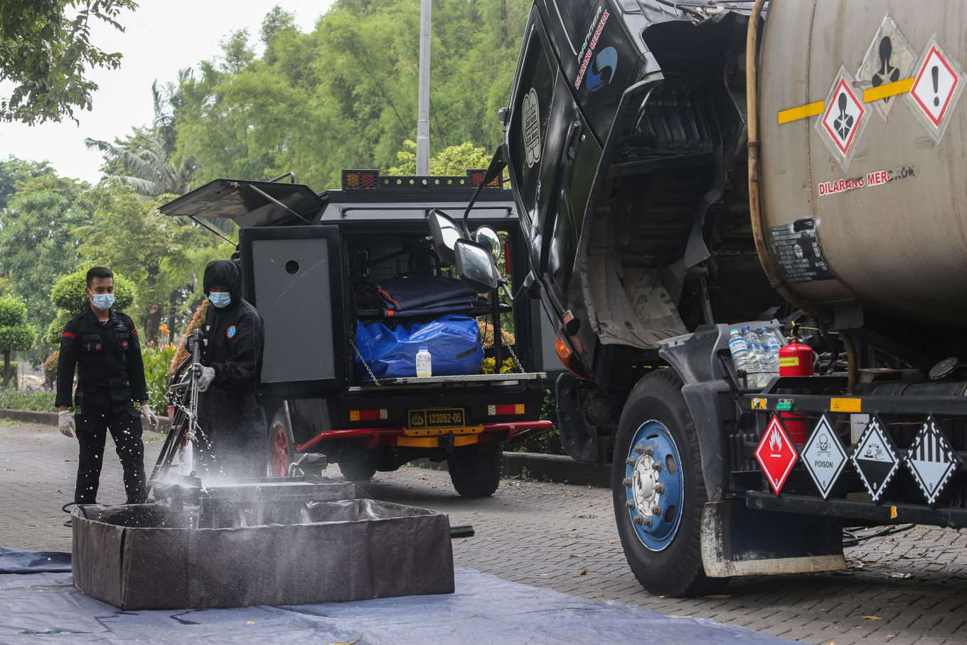 Personnel of National Police's bomb squad (Gegana) decontaminate a vehicle believed to be contaminated by Cesium-137 (Cs-137) at the Cikande Industrial Estate in Serang, Banten, on Oct. 7, 2025.
