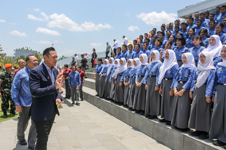 New intake: Coordinating Infrastructure and Regional Development Minister Agus Harimurti Yudhoyono (second left), accompanied by SMA Pradita Dirgantara senior high school president director Ari Presmena Tarigan, chats with students on Wednesday at the Get to Know Garuda Transformation School event in Boyolali, Central Java.
