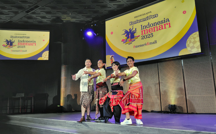 Just dance!: Billy Gamaliel (left), program manager at Galeri Indonesia Kaya, poses with fellow organizers of Indonesia Menari 2025 (from second left), judges Rianto and Gianti Giadi and choreographer Bathara Saverigadi Dewandoro on Sept. 30, 2025, during a press conference at Galeri Indonesia Kaya in Central Jakarta.