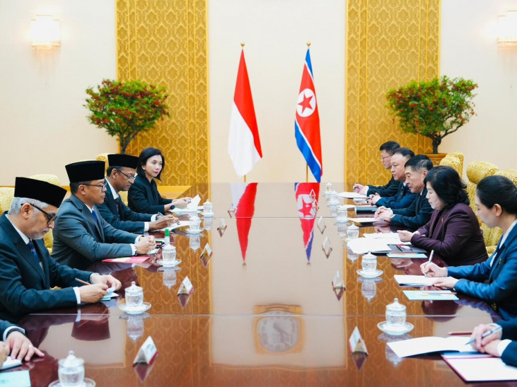 Foreign Minister Sugiono (second left) and the Indonesian contingent attend the bilateral meeting with North Korean Foreign Minister Choe Son-hui (second right) and other North Korean officials in Pyongyang, on Oct. 11, 2025.