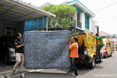 Jakarta Environmental Agency workers collect bulky household waste on Oct. 15, 2025, under the city’s newly launched free pickup service aimed at preventing environmental pollution. Residents can register online to schedule a pickup, with city-owned trucks collecting unused furniture and bicycles.