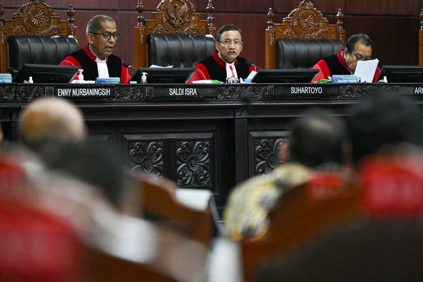 Indigenous rights: Constitutional Court Chief Justice Suhartoyo ( center ) and Deputy Chief Justice Saldi Isra ( left ) conduct a ruling hearing on Thursday, October 16, at the Constitutional Court in Jakarta. The court ruled on 17 judicial review requests, including one requesting that indigenous communities should not need permits to farm in forests for noncommercial purposes.