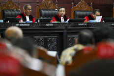 Indigenous rights: Constitutional Court Chief Justice Suhartoyo ( center ) and Deputy Chief Justice Saldi Isra ( left ) conduct a ruling hearing on Thursday, October 16, at the Constitutional Court in Jakarta. The court ruled on 17 judicial review requests, including one requesting that indigenous communities should not need permits to farm in forests for noncommercial purposes.