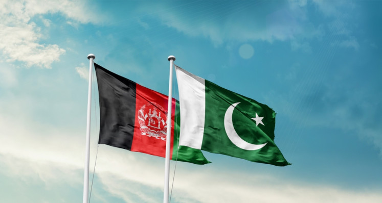 Illustration of Afghanistan (left) and Pakistan's flags.