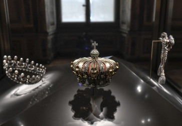 This picture shows the crown of the Empress of the French Eugénie de Montijo displayed at Apollon's Gallery on January 14, 2020 at the Louvre museum in Paris after the reopening of the Gallery following ten months of renovations. Robbers broke in to the Louvre and fled with jewelry on October 19, 2025 morning. France's Interior Minister said that jewelry stolen from the Louvre Museum was “priceless“. Diamond and emerald crown of the Empress of the French Eugénie de Montijo was found broken near Louvre after robbery, a source close to the case announced. 