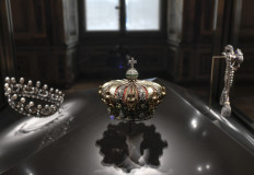 This picture shows the crown of the Empress of the French Eugénie de Montijo displayed at Apollon's Gallery on January 14, 2020 at the Louvre museum in Paris after the reopening of the Gallery following ten months of renovations. Robbers broke in to the Louvre and fled with jewelry on October 19, 2025 morning. France's Interior Minister said that jewelry stolen from the Louvre Museum was “priceless“. Diamond and emerald crown of the Empress of the French Eugénie de Montijo was found broken near Louvre after robbery, a source close to the case announced. 