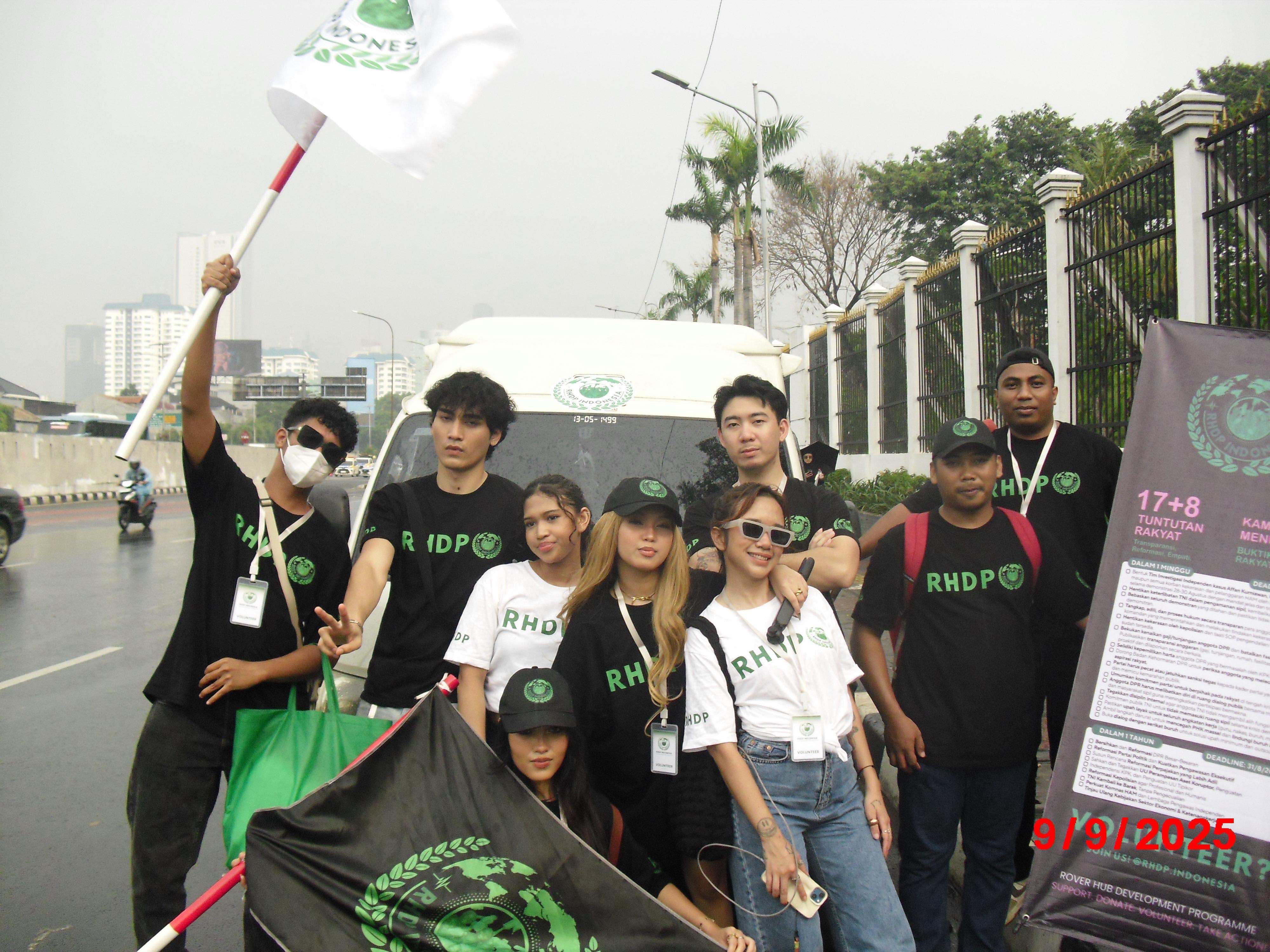 Between the screen and the streets: What it means to watch and not march