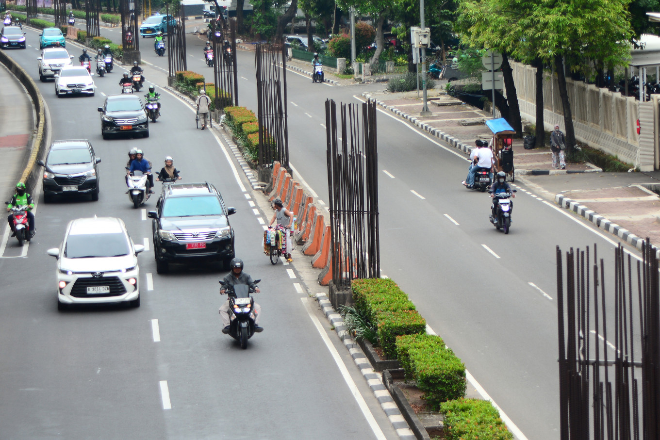 Lost investment: A view of the remaining monorail project pillars on Oct. 20, on Jl. Rasuna Said, South Jakarta. Jakarta Governor Pramono Anung said the Jakarta provincial administration would dismantle the pillars of the unfinished project to improve the city&rsquo;s spatial planning.